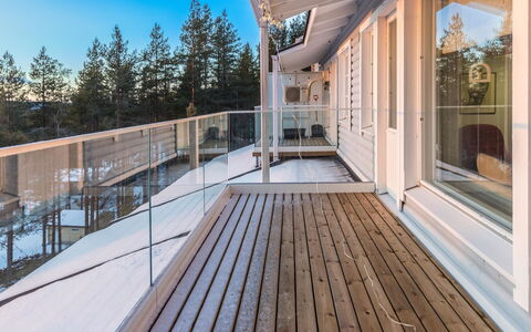 Ukonpuoti 15-16 Kerrostalo: Legna, Casa, Materiale Composito, Deck, Pavimento In Legno, Plank, Latifoglie, Corrimano, Balcone, Color Legno