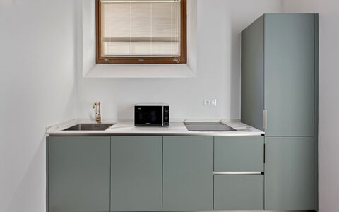 La Piazza Grand Vista Suite: Cucina, Elettrodomestico Da Cucina, Cabinetry, Controsoffitto, Interior Design, Mobilia, Pavimentazione, Legna, Apparecchio Major, Elettrodomestico