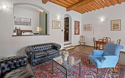 La Piazza Grand Vista Suite: Parete, Mobilia, Interior Design, Divano, Soffitto, Pavimentazione, Camera, Pavimento, Soggiorno, Illuminazione