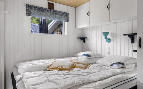 Agla - 350M from the Sea: Legna, Pavimento, Camera Da Letto, Plank, Latifoglie, Color Legno, Letto, Bedding, Lenzuolo, Design