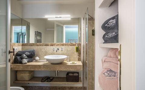 Casa Pernice: Lavandino Del Bagno, Bagno, Interior Design, Pavimentazione, Idraulico Fixture, Parete, Pavimento, Lavello, Specchio, Rubinetto
