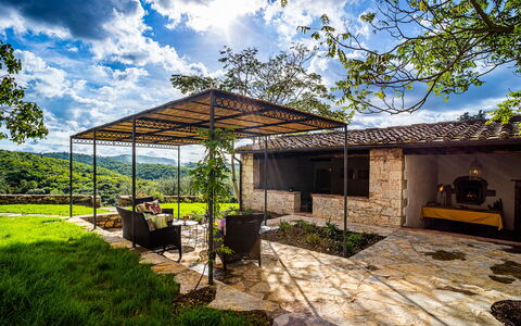 Casa All'Erta: Villetta, Shade, Giardino, Flagstone, Backyard, Agriturismo, Muro ​​Di Pietra, Landscaping, Estate, Struttura Esterna