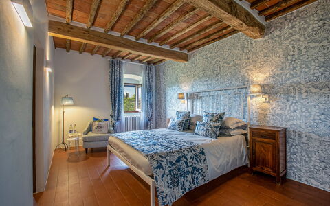 Casa All'Erta: Mobilia, Parete, Interior Design, Camera Da Letto, Letto, Biancheria, Pavimentazione, Camera, Pavimento, Lenzuolo