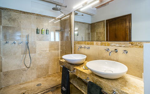 Casa All'Erta: Pavimentazione, Idraulico Fixture, Interior Design, Bagno, Lavandino Del Bagno, Pavimento, Lavello, Rubinetto, Specchio, Soffitto