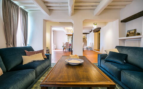 Casa All'Erta: Mobilia, Interior Design, Divano, Pavimentazione, Pavimento, Legna, Soffitto, Camera, Soggiorno, Illuminazione