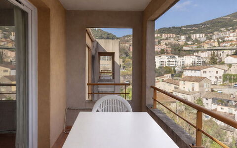 Virginia: Legna, Appartamento, Balcone, Condominio, Color Legno, Latifoglie, Sedia, Illuminazione Diurna, Compensato