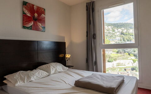 Virginia: Letto, Camera Da Letto, Mobilia, Lenzuolo, Bedding, Interior Design, Camera, Pavimento, Telaio Del Letto, Pavimentazione