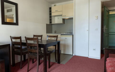 Virginia: Camera, Interior Design, Pavimento, Pavimentazione, Appartamento, Mobilia, Soffitto, Letto, Hotel