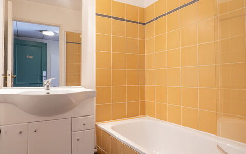 Virginia: Idraulico Fixture, Pavimentazione, Interior Design, Bagno, Pavimento, Idraulico, Soffitto, Lavello, Rubinetto, Piastrella
