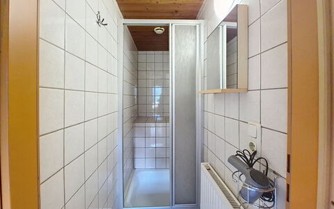 Brandnerhof: Parete, Pavimentazione, Pavimento, Legna, Interior Design, Idraulico Fixture, Soffitto, Piastrella, Idraulico, Bagno