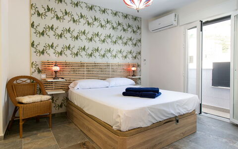 Alta: Mobilia, Interior Design, Parete, Pavimentazione, Pavimento, Legna, Camera Da Letto, Letto, Soffitto, Tessile