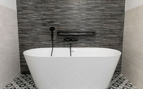 Alta: Idraulico Fixture, Pavimentazione, Bagno, Pavimento, Interior Design, Piastrella, Idraulico, Rubinetto, Materiale Composito