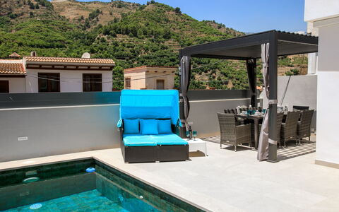 Alta: Mobilia, Mobili Da Esterno, Piscina, Sedia, Materiale Composito, Shade, Ricorrere, Tempo Libero, Pianta Della Casa, Eco Hotel