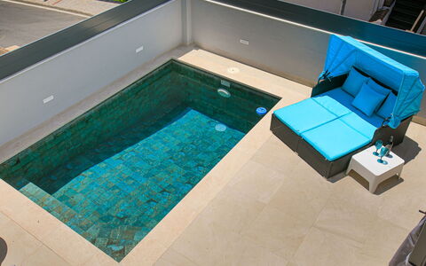 Alta: Blu, Piscina, Pavimentazione, Pavimento, Materiale Composito, Mobili Da Esterno, Piastrella, Design, Sedia, Lettino