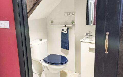 Pizarra: Toilet Seat, Gabinetto, Bagno, Idraulico Fixture, Idraulico, Pavimento, Pavimentazione, Bidet, Lavello, Rubinetto