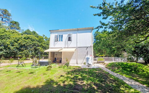 Pizarra: Zona Residenziale, Casa, Casa, Arbusto, Villetta, Insediamento Umano, Estate, Sobborgo, Giardino, Cortile