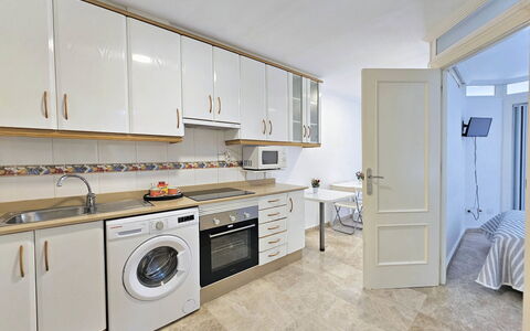 Apartamento Alba 1: Pavimentazione, Apparecchio Major, Pavimento, Legna, Interior Design, Elettrodomestico Da Cucina, Controsoffitto, Cucina, Soffitto, Cabinetry