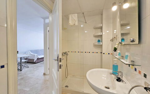 Apartamento Alba 1: Pavimentazione, Interior Design, Pavimento, Parete, Idraulico Fixture, Soffitto, Camera, Bagno, Idraulico, Illuminazione