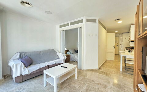 Apartamento Alba 1: Pavimentazione, Pavimento, Interior Design, Soffitto, Mobilia, Appartamento, Camera, Divano, Soggiorno