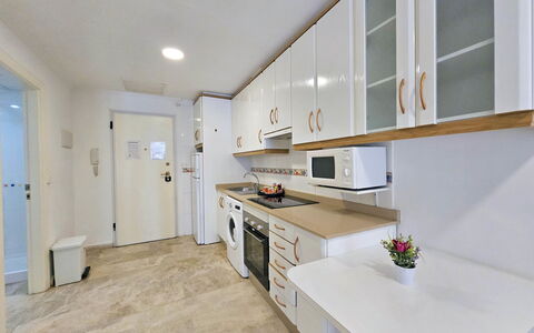 Apartamento Alba 1: Pavimentazione, Interior Design, Legna, Pavimento, Mobilia, Controsoffitto, Soffitto, Cucina, Cabinetry, Camera