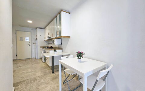 Apartamento Alba 1: Pavimentazione, Interior Design, Pavimento, Mobilia, Soffitto, Camera, Cucina, Controsoffitto, Apparecchio Major, Appartamento