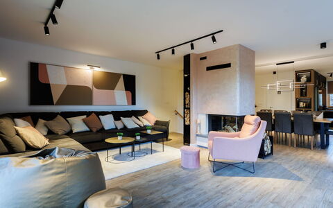 Valera Vita Forest: Mobilia, Interior Design, Pavimentazione, Pavimento, Parete, Lampada, Divano, Soffitto, Legna, Soggiorno