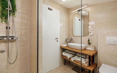 Valera Vita Forest: Bagno, Pavimentazione, Interior Design, Idraulico Fixture, Parete, Pavimento, Lavandino Del Bagno, Legna, Lavello, Rubinetto