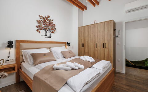 Valera Vita Forest: Letto, Camera Da Letto, Interior Design, Bedding, Mobilia, Pavimentazione, Legna, Lenzuolo, Pavimento, Camera