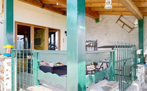 Baita Melissa: Legna, Color Legno, Portico, Fascio, Shade, Latifoglie, Plank, Colonna, Legname, Illuminazione Diurna
