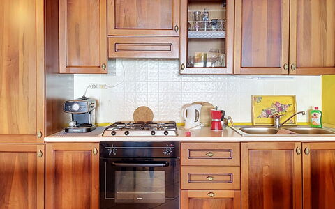 Baita Melissa: Cabinetry, Apparecchio Major, Legna, Elettrodomestico Da Cucina, Cucina, Mobilia, Pavimentazione, Controsoffitto, Interior Design, Credenza