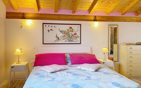 Baita Melissa: Mobilia, Letto, Interior Design, Camera Da Letto, Lenzuolo, Pavimento, Soffitto, Biancheria, Pavimentazione, Camera