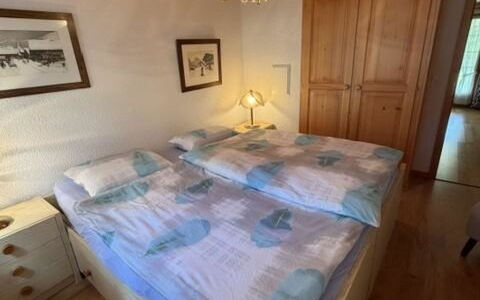 Lenk 755: Letto, Mobilia, Camera Da Letto, Bedding, Lenzuolo, Interior Design, Legna, Pavimento, Camera, Telaio Del Letto
