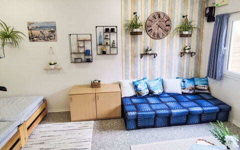 Trebon 1: Mobilia, Interior Design, Pavimentazione, Pavimento, Tessile, Cuscino, Camera, Illuminazione, Divano, Soggiorno