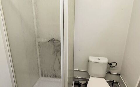 Trebon 1: Pavimento, Pavimentazione, Bagno, Toilet Seat, Idraulico Fixture, Gabinetto, Camera, Idraulico, Piastrella