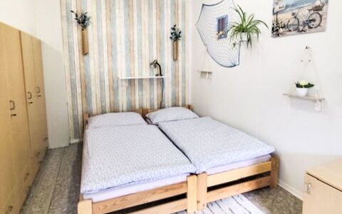 Trebon 1: Mobilia, Interior Design, Camera Da Letto, Legna, Letto, Pavimento, Pavimentazione, Biancheria, Tessile, Bedding