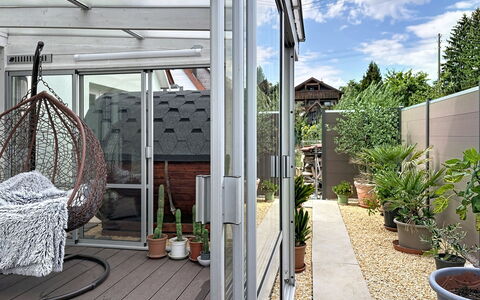 Bionestlein Premium-Appartment mit Sauna: Vaso Di Fiori, Mobilia, Sedia, Bicchiere, Mobili Da Esterno, Pianta Della Casa, Shade, Giardino, Ferro, Metallo