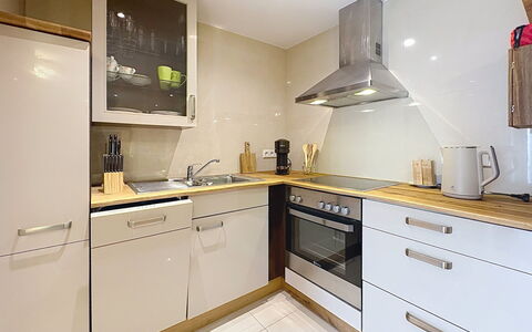 Bionestlein Premium-Appartment mit Sauna: Controsoffitto, Cucina, Elettrodomestico Da Cucina, Pavimentazione, Interior Design, Cabinetry, Apparecchio Major, Legna, Mobilia, Pavimento