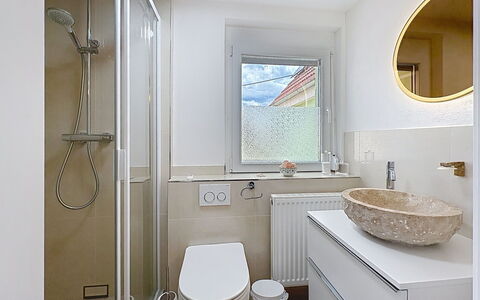 Bionestlein Premium-Appartment mit Sauna: Bagno, Idraulico Fixture, Interior Design, Pavimentazione, Parete, Pavimento, Lavandino Del Bagno, Lavello, Specchio, Gabinetto