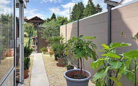Bionestlein Premium-Appartment mit Sauna: Arbusto, Vaso Di Fiori, Materiale Composito, Giardino, Shade, Pianta Della Casa, Calcestruzzo, Landscaping, Cortile, Design