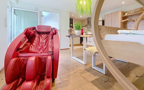 Bionestlein Premium-Appartment mit Sauna: Interior Design, Mobilia, Pavimentazione, Pavimento, Illuminazione, Soffitto, Camera, Comfort, Sedia, Soggiorno