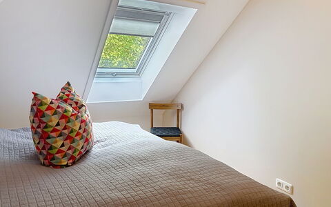 Chrischi: Legna, Interior Design, Camera Da Letto, Soffitto, Pavimento, Letto, Biancheria, Pavimentazione, Casa, Attico