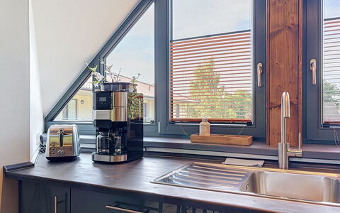 Chrischi: Legna, Interior Design, Casa, Illuminazione, Mobilia, Cucina, Controsoffitto, Bicchiere, Elettrodomestico Da Cucina, Appartamento