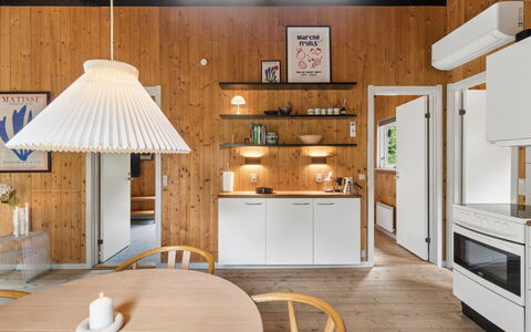 Erich - 500M from the Sea: Interior Design, Legna, Lampada, Mobilia, Soffitto, Pavimentazione, Cucina, Pavimento, Illuminazione, Cucina & Sala Da Pranzo Tavolo