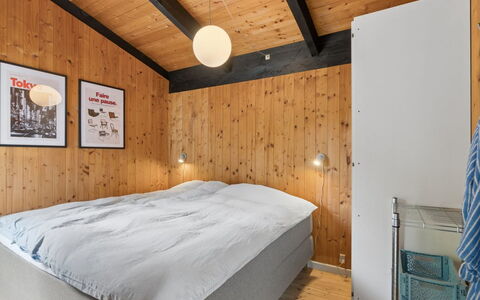 Erich - 500M from the Sea: Legna, Soffitto, Camera Da Letto, Interior Design, Letto, Telaio Del Letto, Latifoglie, Bedding, Color Legno, Log Cabin