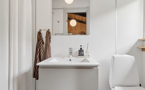 Erich - 500M from the Sea: Lavandino Del Bagno, Interior Design, Pavimentazione, Parete, Lavello, Idraulico Fixture, Pavimento, Legna, Mobiletto Del Bagno, Bagno