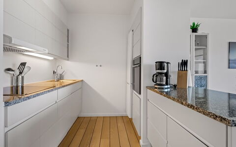 Svane - 70M from the Sea: Cucina, Controsoffitto, Elettrodomestico Da Cucina, Pavimentazione, Interior Design, Cabinetry, Apparecchio Major, Legna, Pavimento, Elettrodomestico