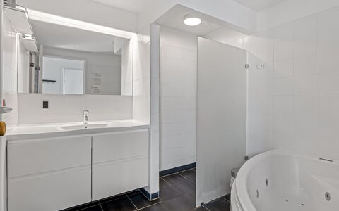 Svane - 70M from the Sea: Pavimentazione, Pavimento, Interior Design, Idraulico Fixture, Soffitto, Bagno, Idraulico, Rubinetto, Mobiletto Del Bagno, Lavello