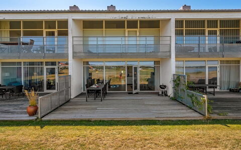 Svane - 70M from the Sea: Materiale Composito, Shade, Balcone, Calcestruzzo, Estate, Portico, Illuminazione Diurna, Villa, Deck