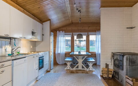 Villa Kettu: Legna, Soffitto, Interior Design, Mobilia, Casa, Cucina, Camera, Pavimento, Lampada, Controsoffitto