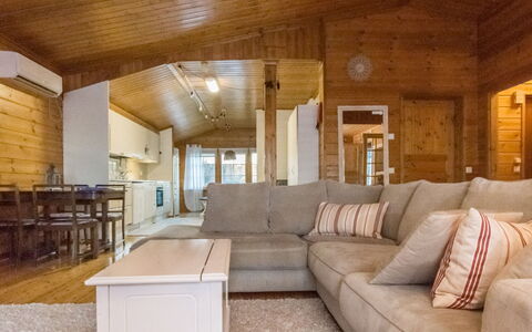 Laukaa 605: Interior Design, Legna, Pavimentazione, Divano, Soffitto, Mobilia, Pavimento, Camera, Soggiorno, Illuminazione